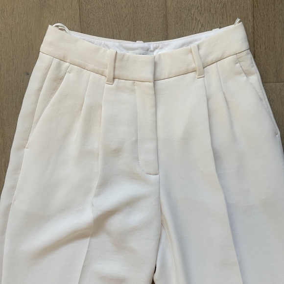 EUC aritzia effortless pant crepette CURVE FIT size 4 light birch - Picture 2 of 15